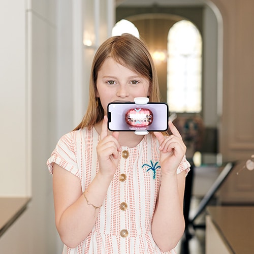 Kid using Dental Monitoring through her phone