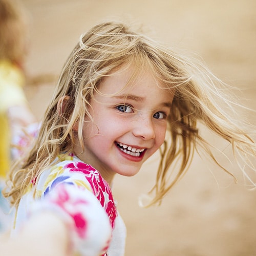 Kid smiling to the camera